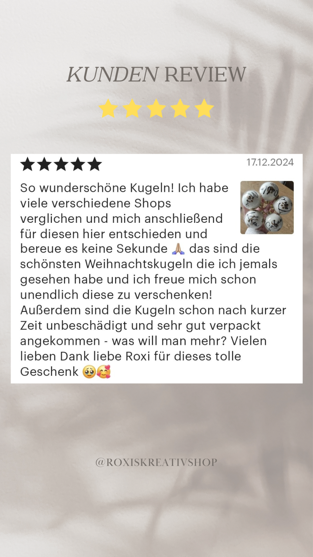 Kundenbewertung mit fünf Sternen zu personalisierten Weihnachtskugeln und sicherer Verpackung