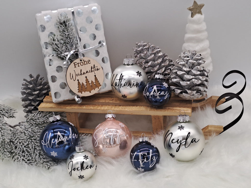 Personalisierte Weihnachtskugeln in Silber, Blau, Rosa und Weiß mit Namen und Schneeflocken