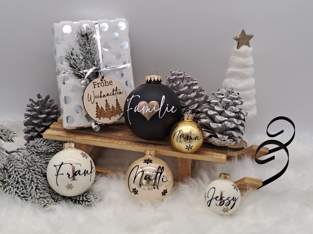 Personalisierte Christbaumkugeln in Schwarz, Gold und Weiß mit Familie, Mama und Namen
