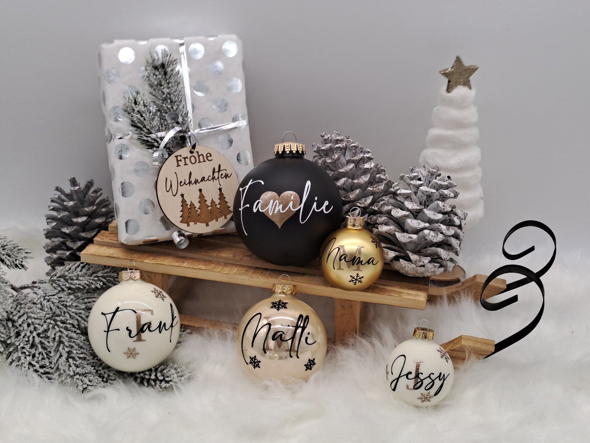 Personalisierte Christbaumkugeln in Schwarz, Gold und Weiß mit Familie, Mama und Namen