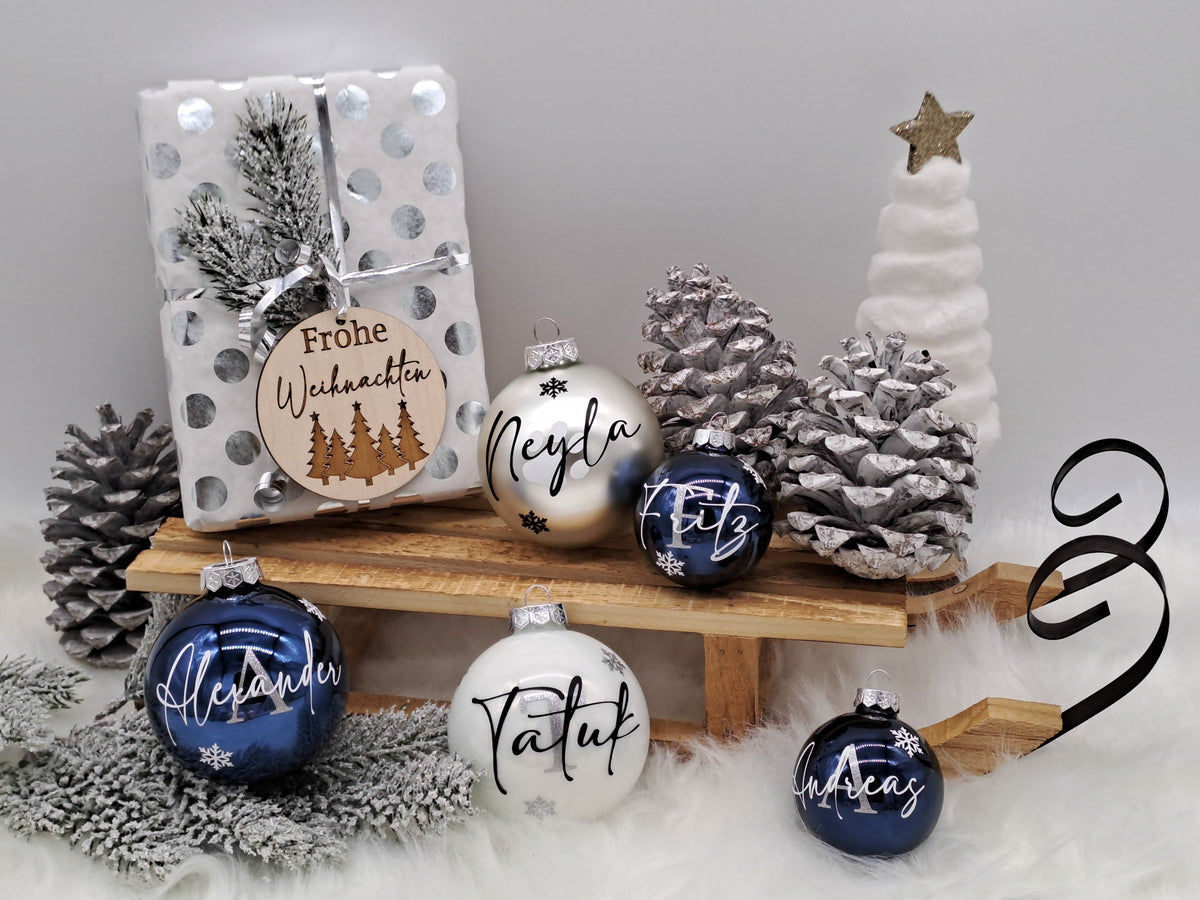 Personalisierte Weihnachtskugeln in Nachtblau, Silber und Weiß mit verschiedenen Namen