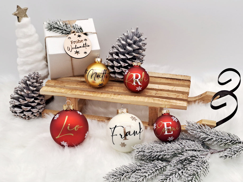 Personalisierte Weihnachtskugeln in Rot, Gold und Weiß mit Namen und Anfangsbuchstaben