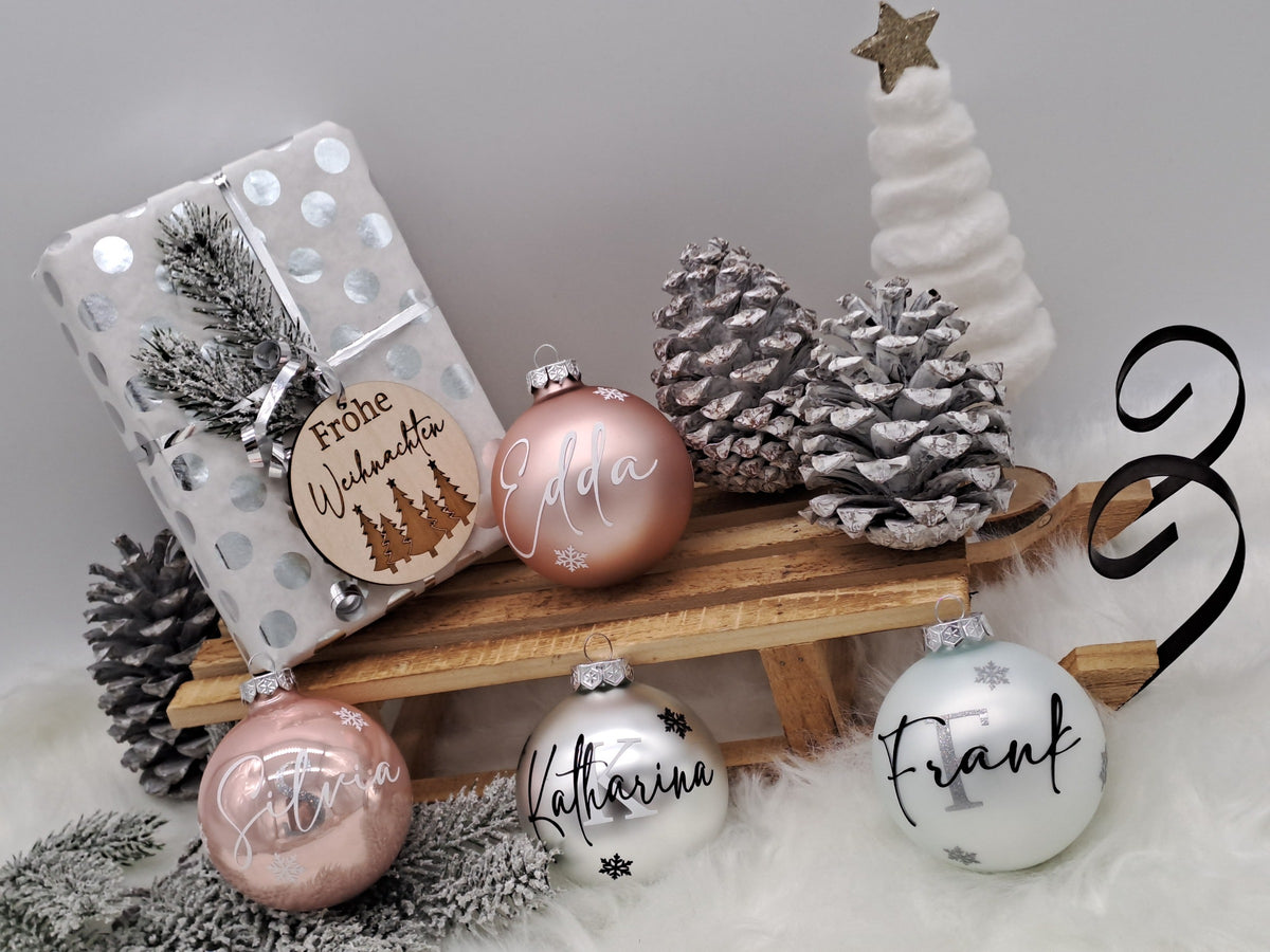 Personalisierte Weihnachtskugeln in Rosa, Silber und Weiß mit Namen Edda, Katharina und Frank
