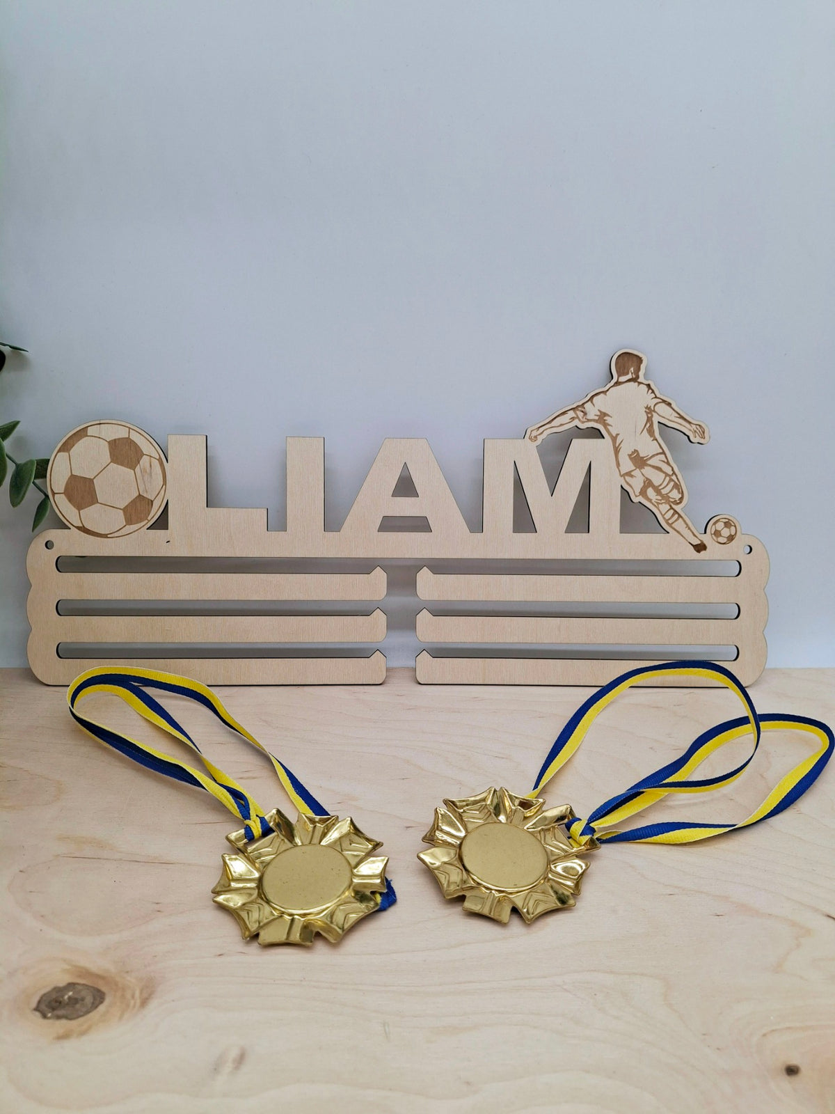 Personalisierter Medaillenhalter mit Fußball-Motiv – Produktbild 1