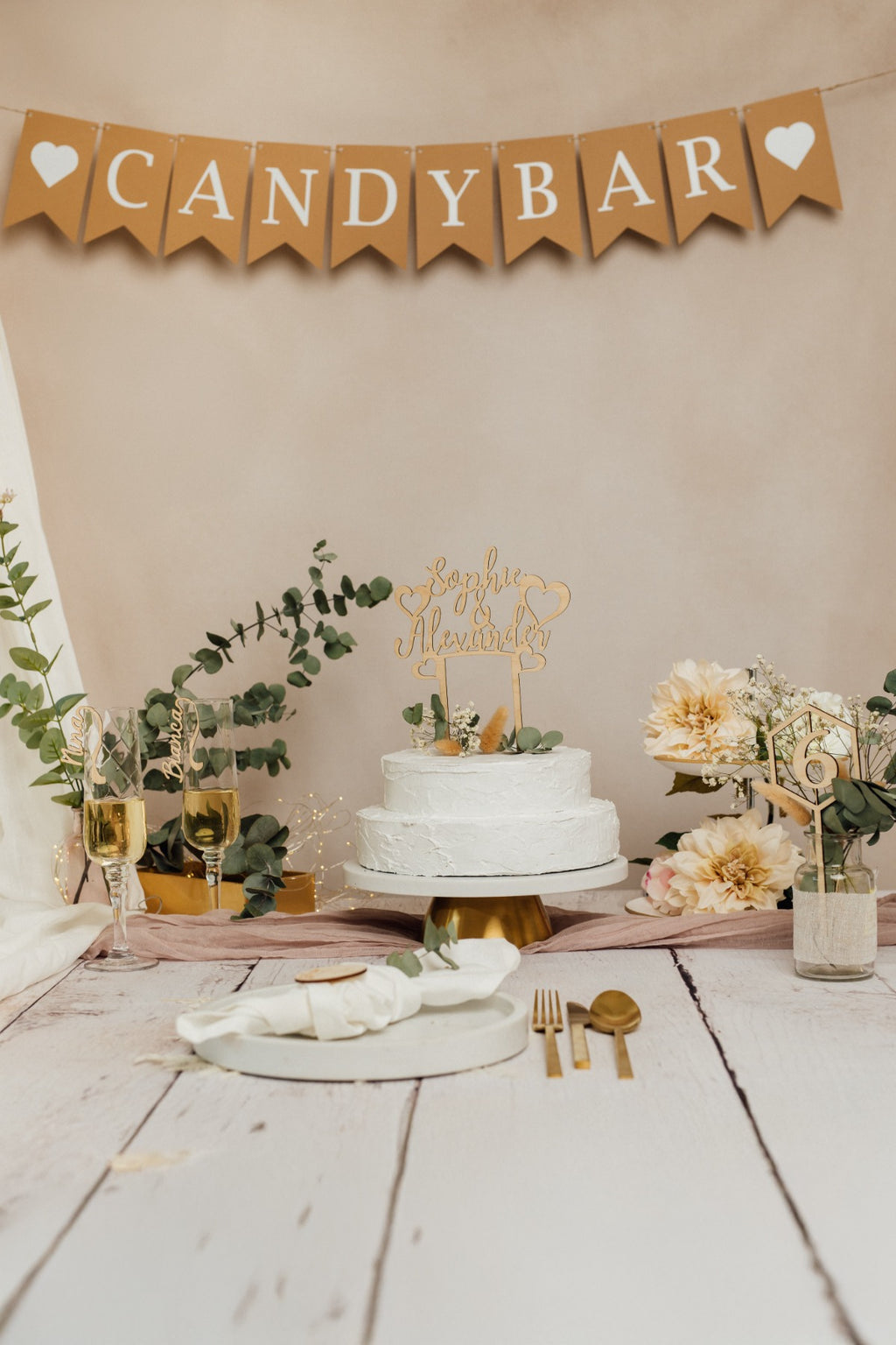 Caketopper zur Hochzeit auf der Torte an der Candybar
