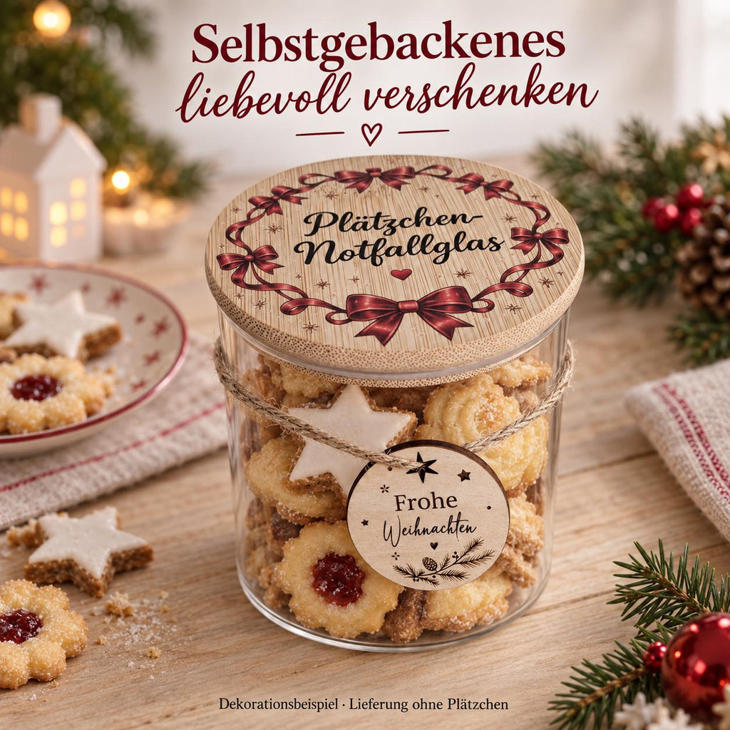Selbstgebackene Plätzchen liebevoll verschenken im Glas mit roten Schleifen