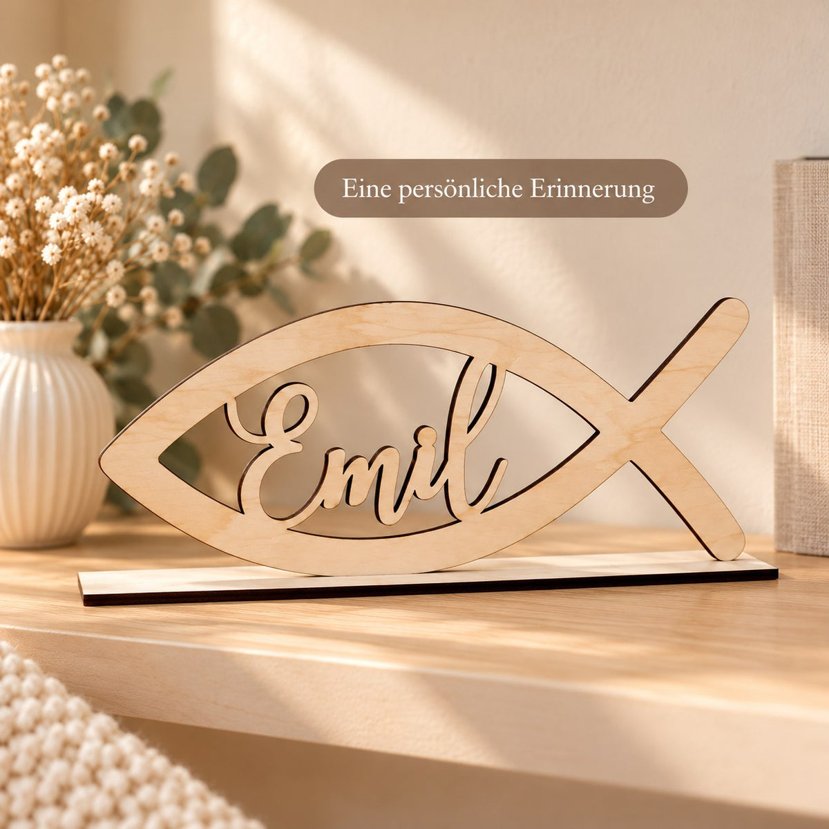 Personalisiertes Taufgeschenk: Fisch mit Namen als Erinnerung im Regal