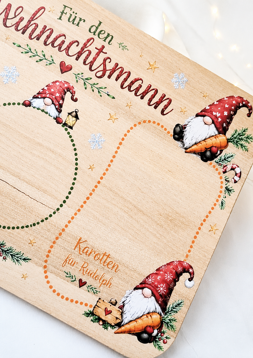 Holzteller für Kekse und ein Glas Milch zu Weihnachten