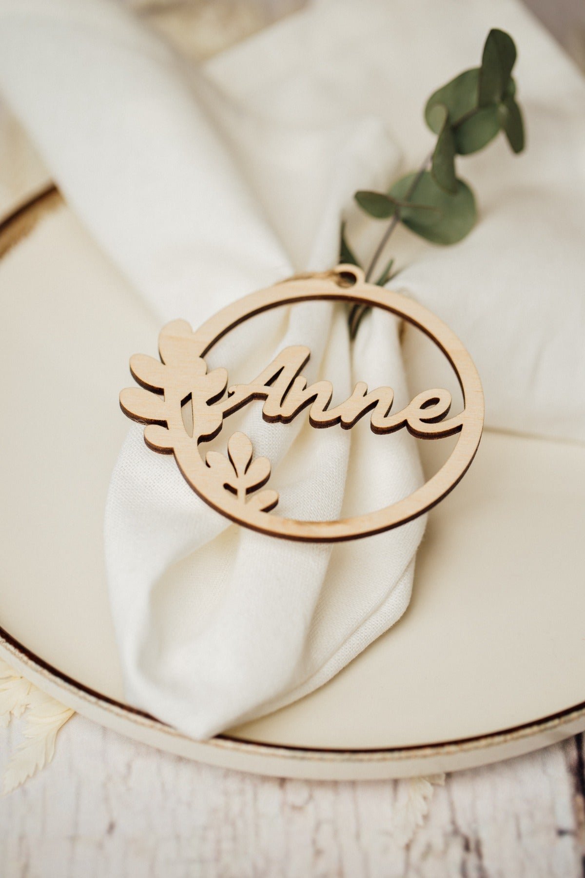 Personalisierte Tischkarten aus Holz zur Hochzeit – Bild 1