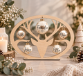Weihnachtskugelständer aus Holz mit Hirschmotiv und fünf personalisierten Weihnachtskugeln