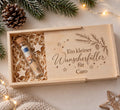 Holzkiste mit Gravur Ein kleiner Wunscherfüller für Caro, personalisiert mit Namen, mit Geldschein im Glasröhrchen