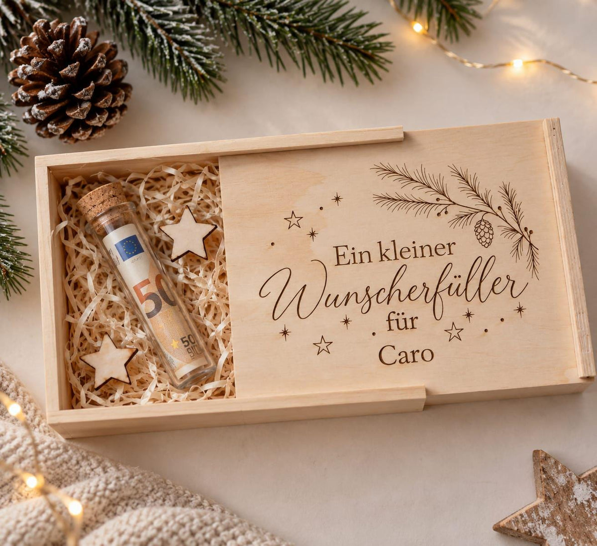 Holzkiste mit Gravur Ein kleiner Wunscherfüller für Caro, personalisiert mit Namen, mit Geldschein im Glasröhrchen